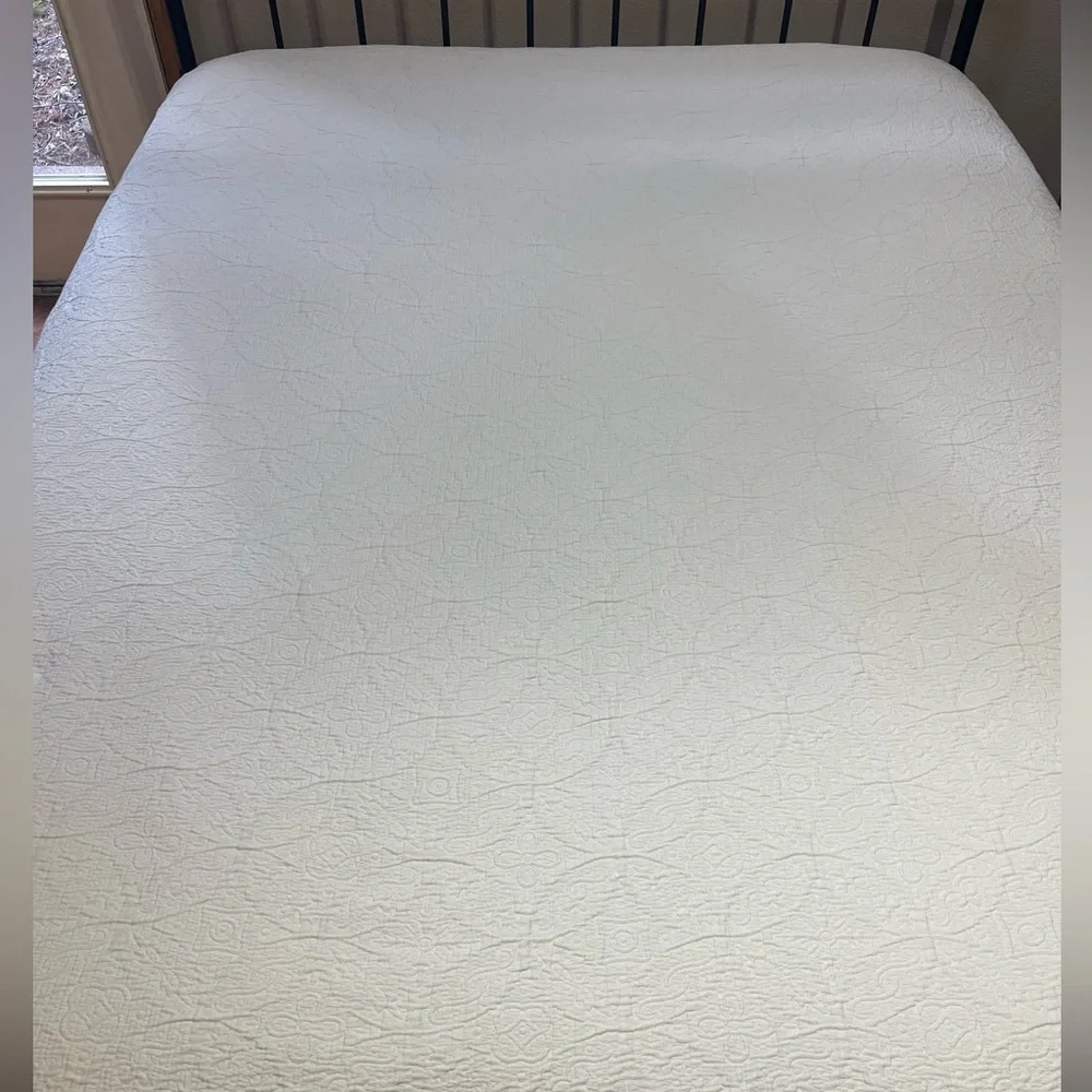 Vintage White/Light Cream Quilt Coverlet 79x87 | Scalloped Edge